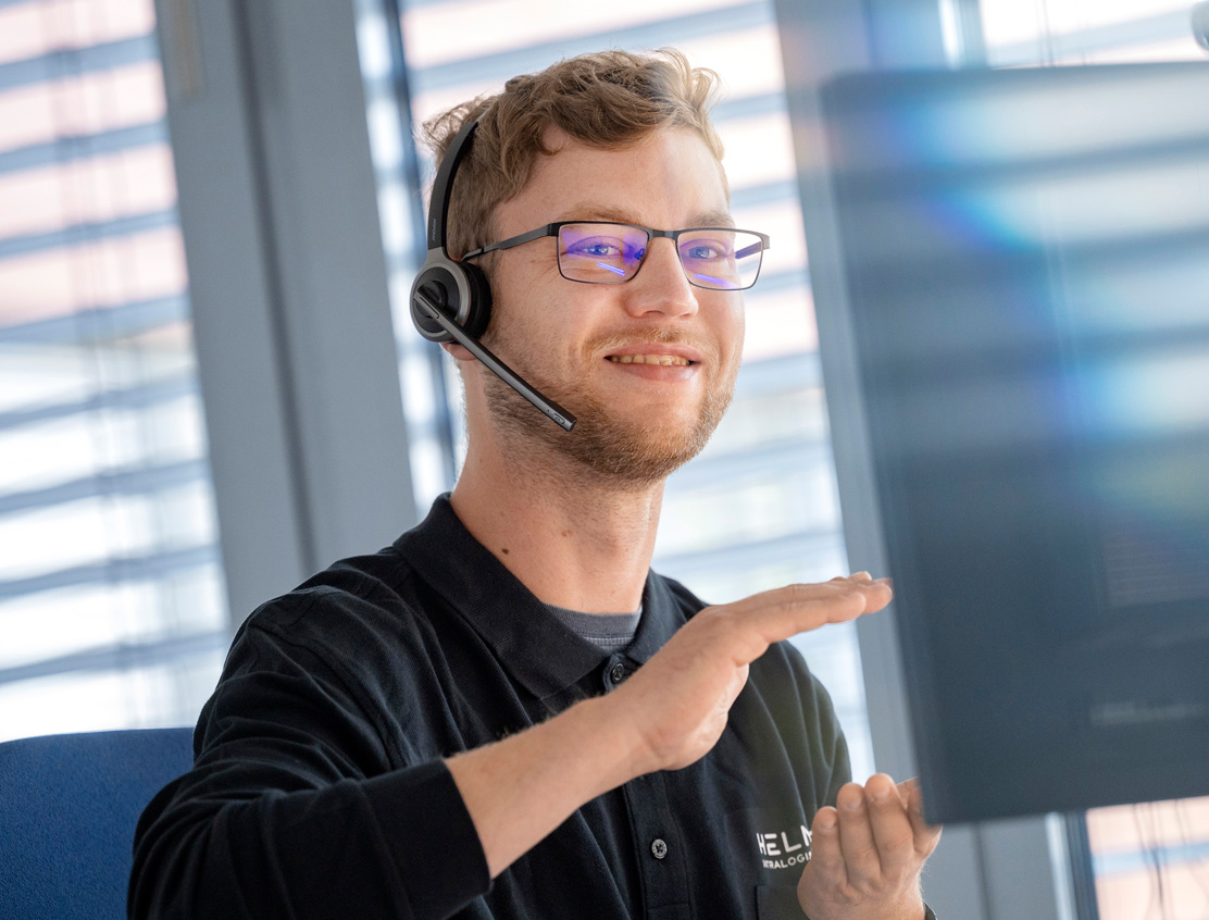 [Translate to English:] Mitarbeiter mit Headset